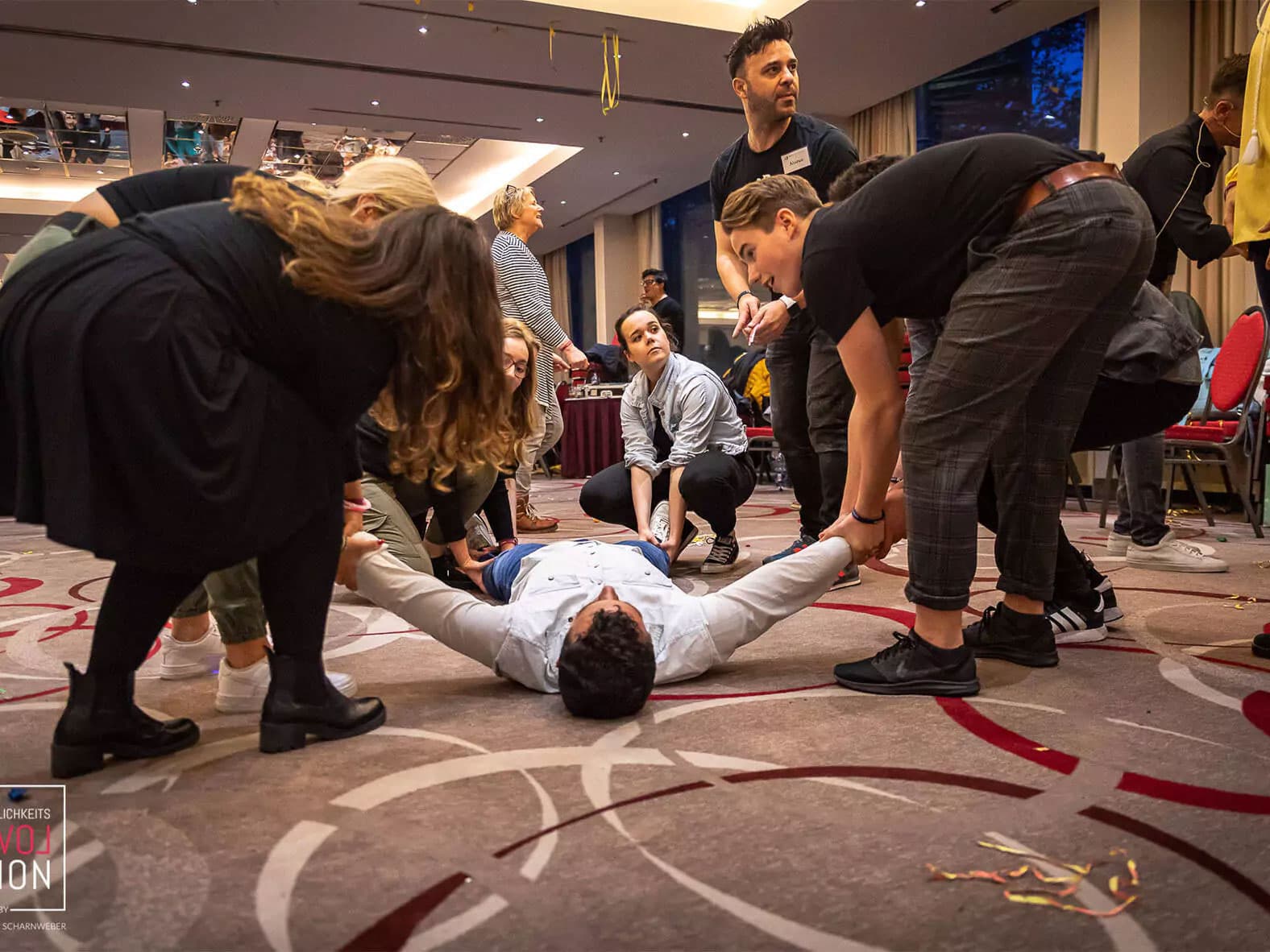 Du lernst endlich Menschen kennen, die Dich erheben, anstatt klein zu halten.